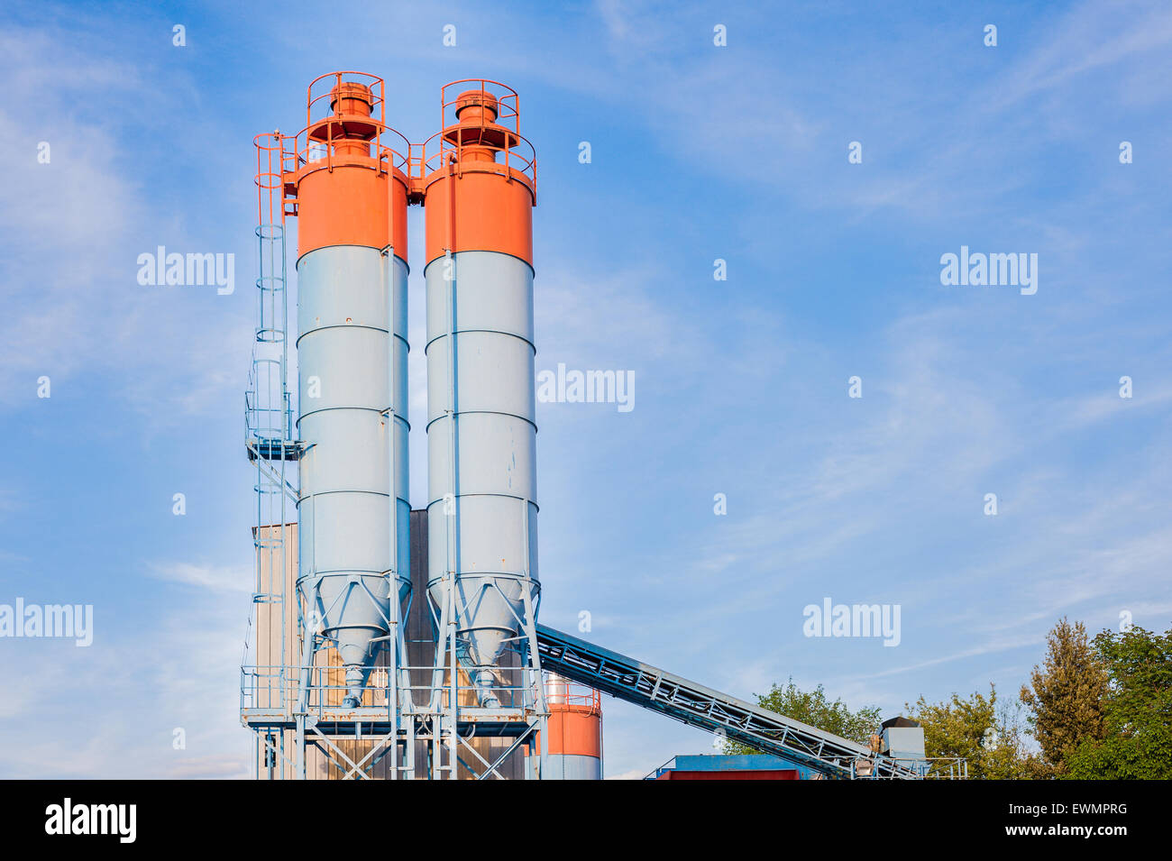Silos industriali per la produzione di cemento Foto Stock
