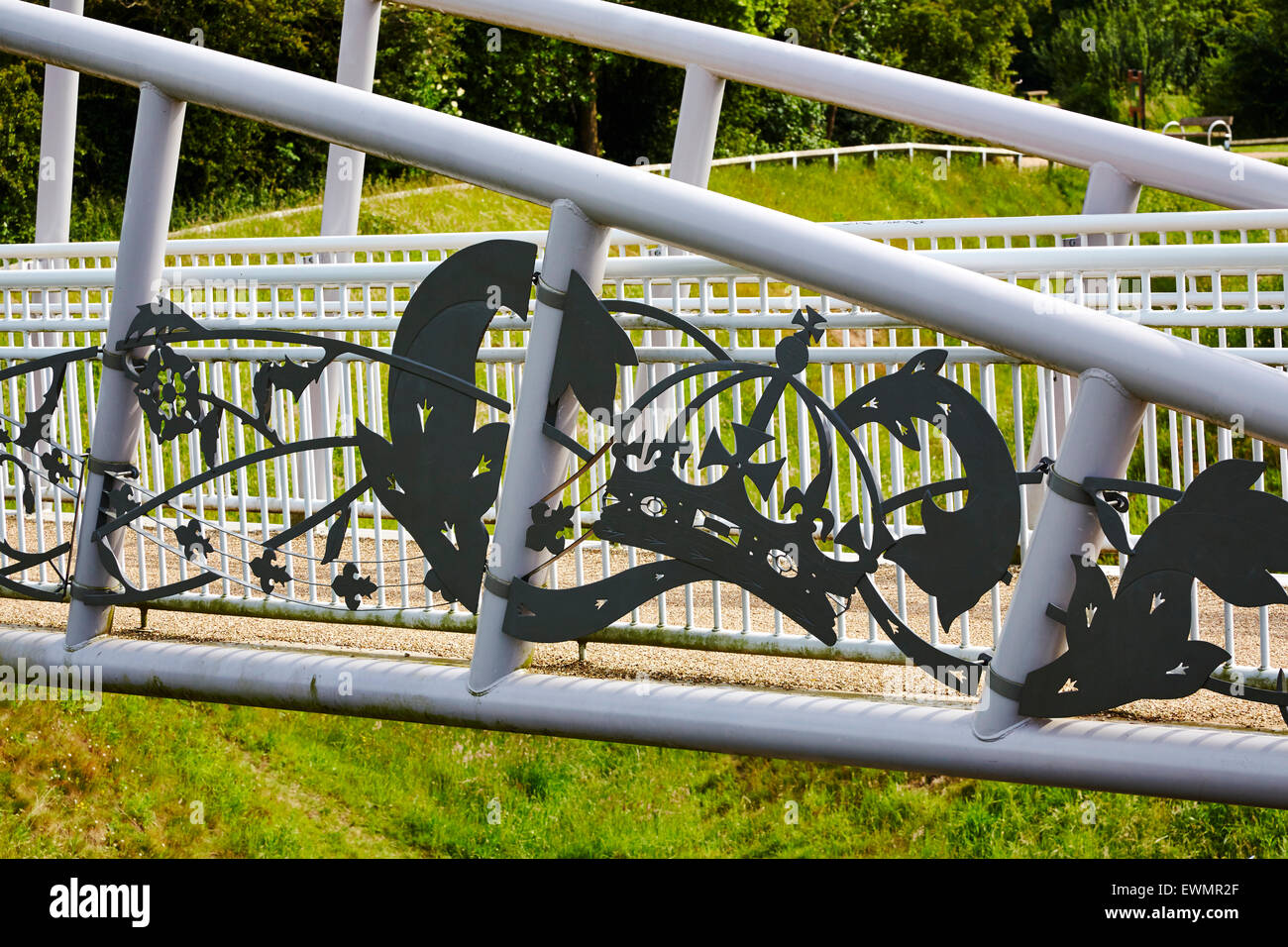 Un ponte pedonale a applique e del Devon Park, Newark-on-Trent, Nottinghamshire, Inghilterra, Regno Unito. Foto Stock