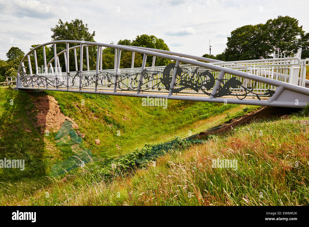 Un ponte pedonale a applique e del Devon Park, Newark-on-Trent, Nottinghamshire, Inghilterra, Regno Unito. Foto Stock