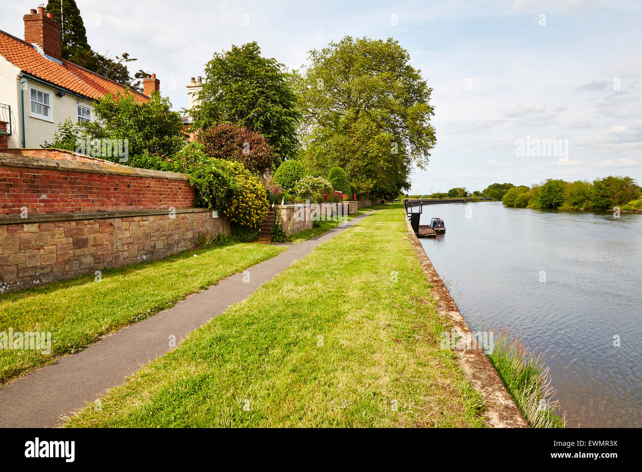 Percorso lungo il fiume accanto al fiume Trent in Fiskerton, Nottinghamshire, Inghilterra, Regno Unito. Foto Stock