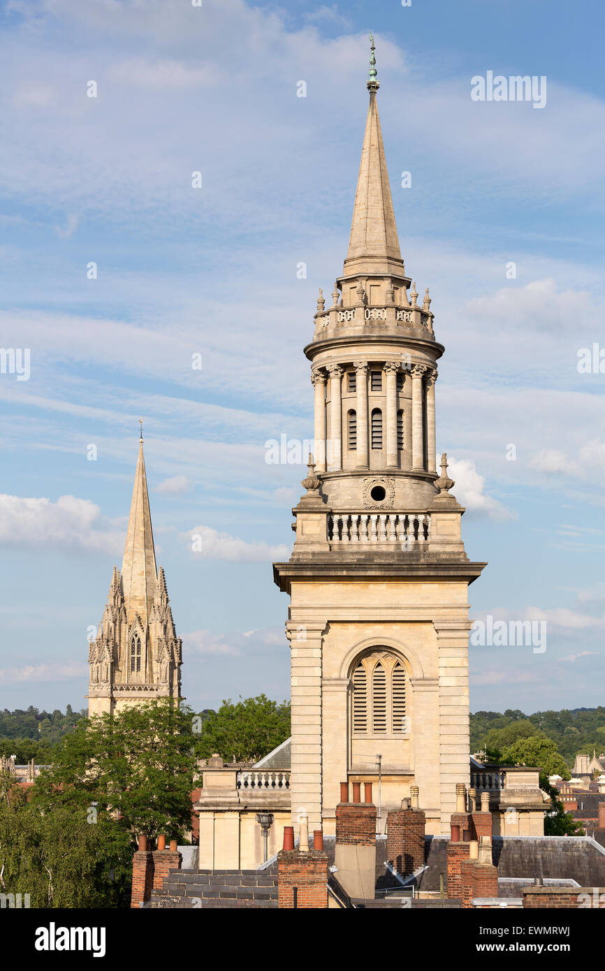 Il campanile della chiesa di Lincoln College library di Oxford, Inghilterra in primo piano con l'università chiesa di St Mary dietro Foto Stock