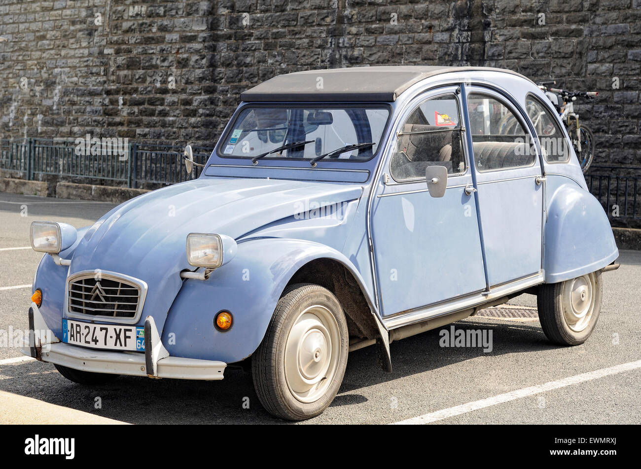 Citroen 2 cv retro immagini e fotografie stock ad alta risoluzione - Alamy