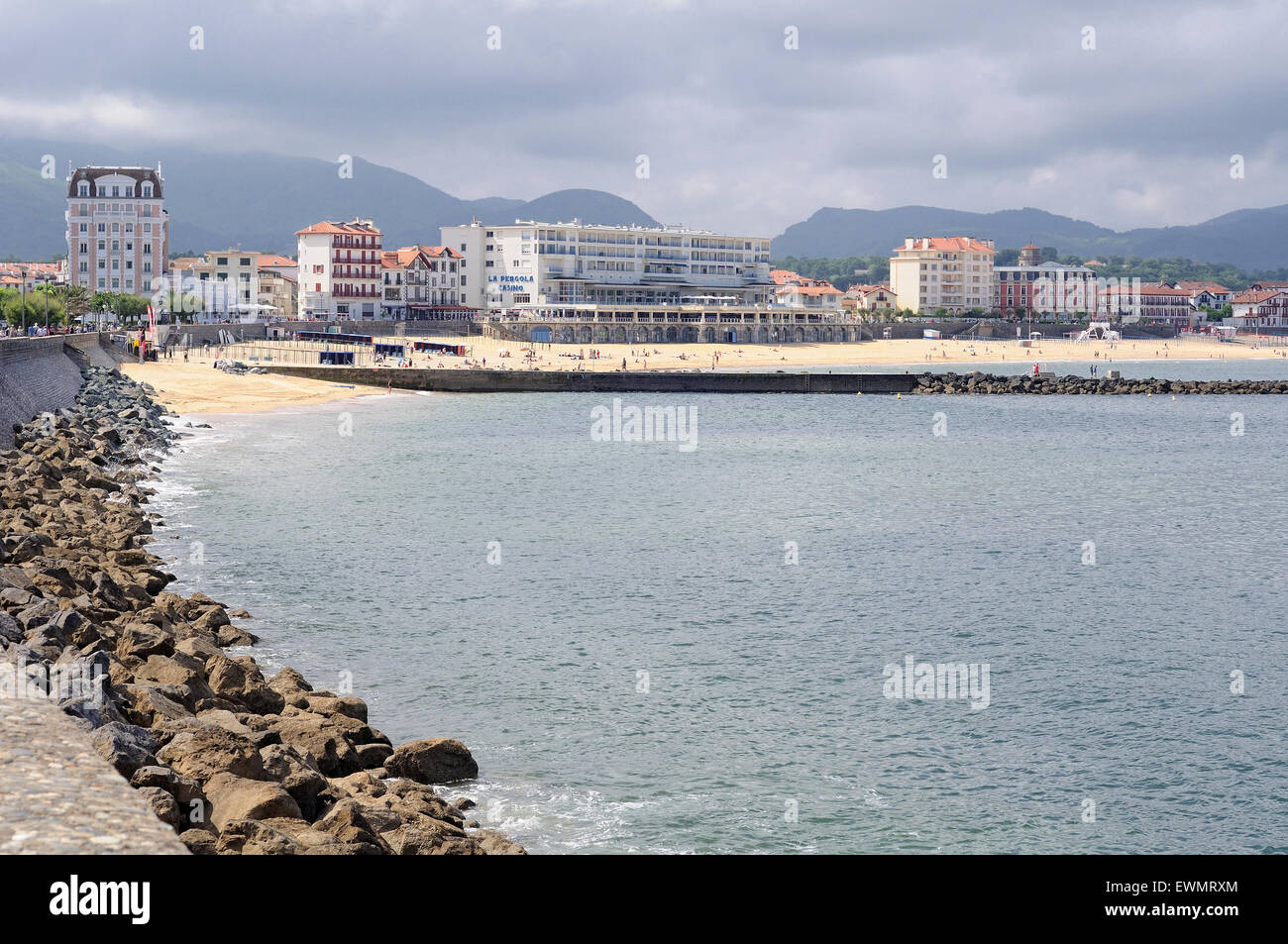 Vista del lungomare di Saint-Jean-de-Luz (Donibane Lohizune) su un giorno d'estate. La Francia. Foto Stock