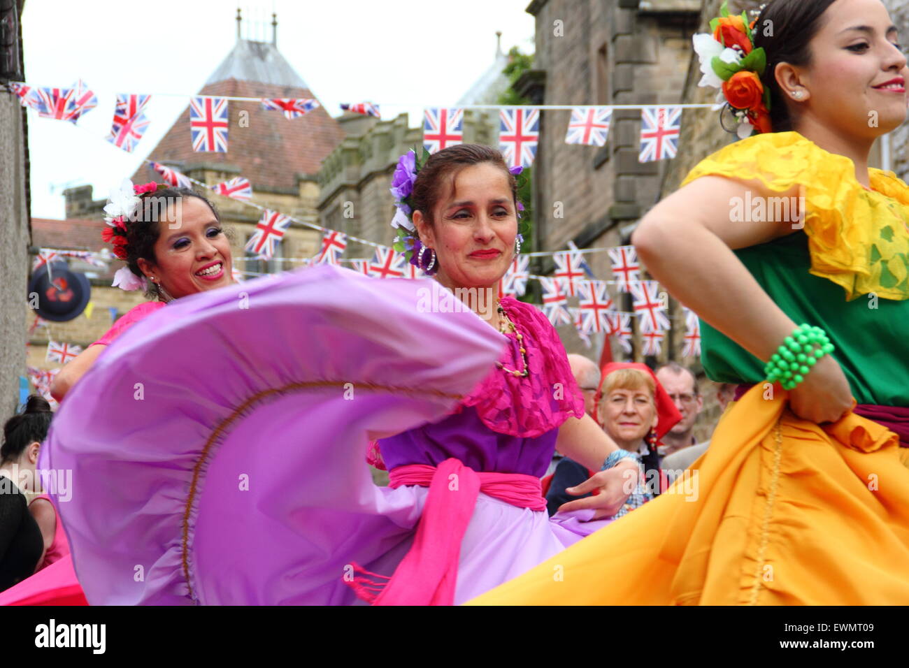 I membri di ballo latino americano gruppo, figlio de America eseguire a Bakewell Giornata internazionale della danza, Bakewell, England Regno Unito Foto Stock