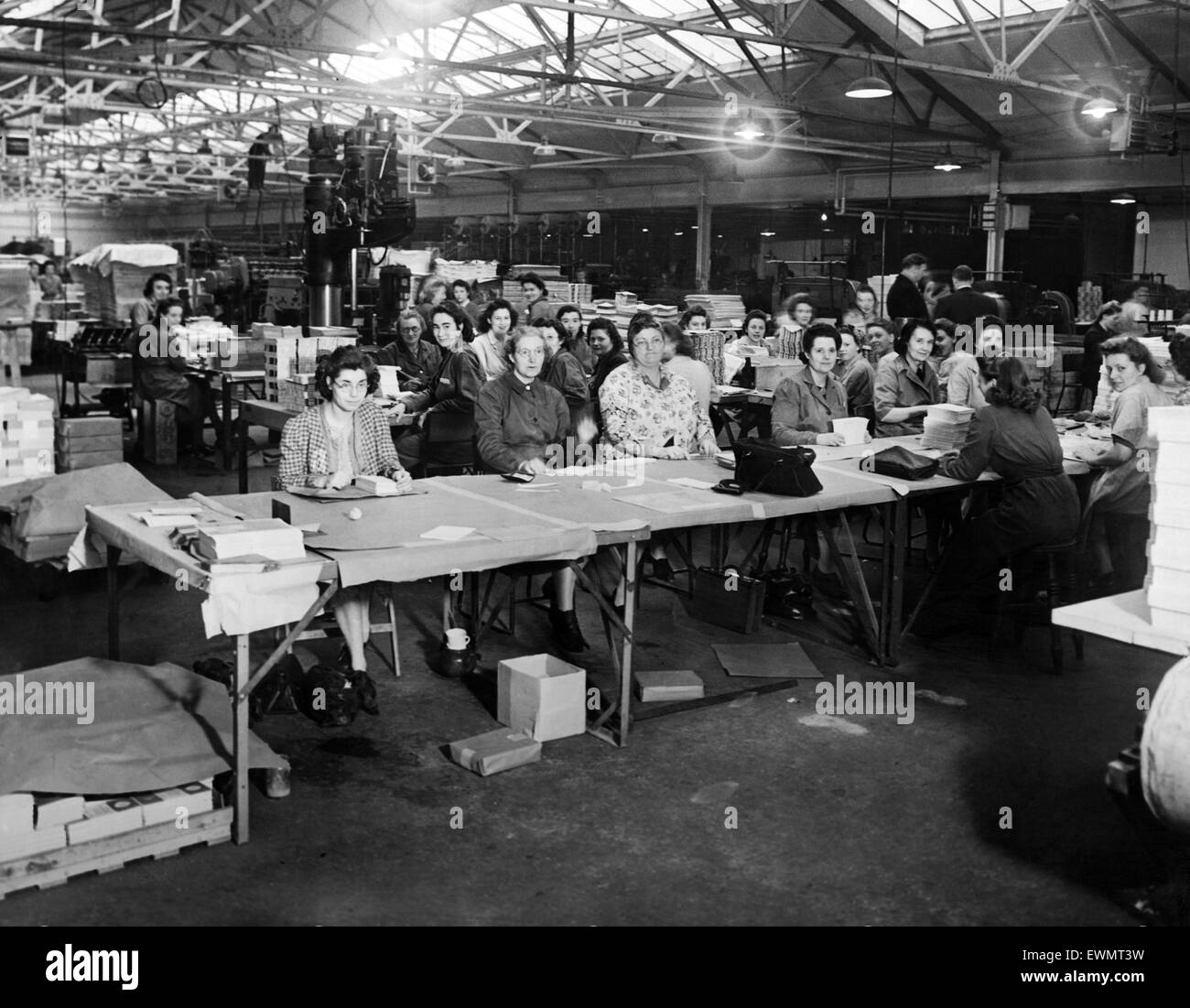 Alcuni dei lavoratori in una sezione di stampa Bemrose lavora a Eglinton's Long Lane. Liverpool, 16 gennaio 1946. Foto Stock