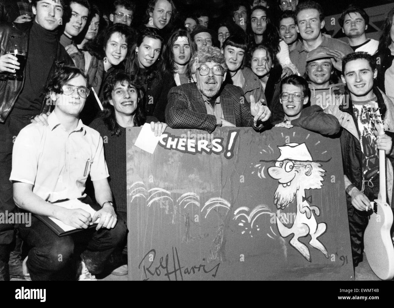 Rolf Harris con il quadro che egli dipinse per gli studenti Union Bar a Warwick University, che è chiamato dopo di lui. 18 febbraio 1991. Foto Stock