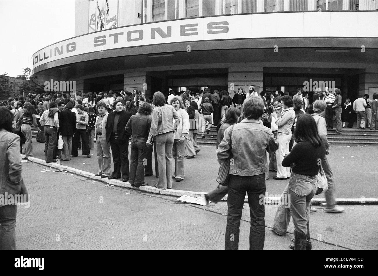 Rolling Stones tifosi fuori Earls Court, Londra, SW7. Il 23 maggio 1976. Foto Stock