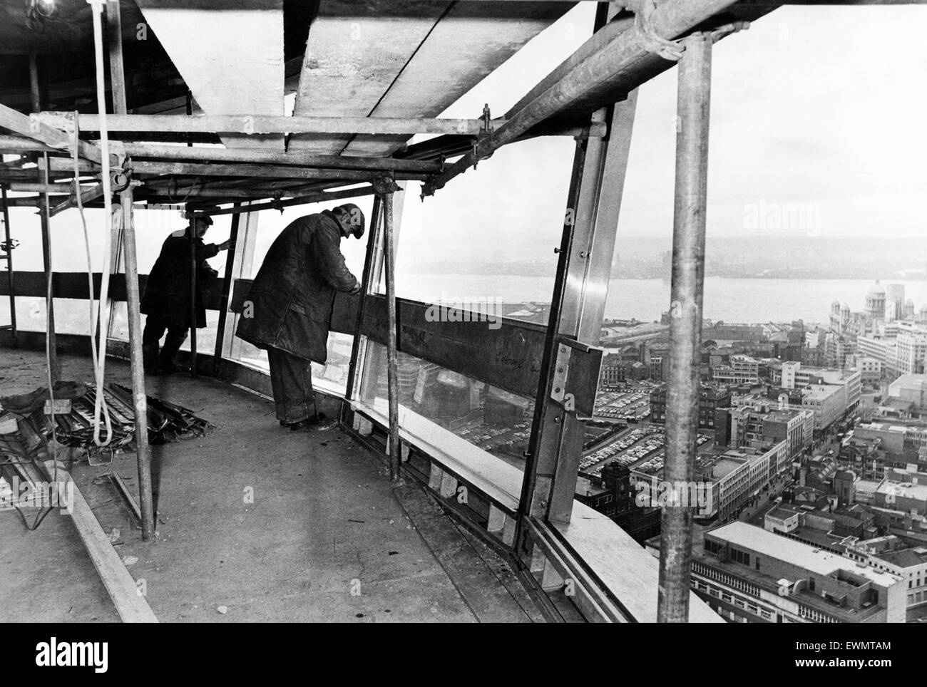 Lavori in corso in avanti sul raccordo di windows nel ristorante girevole al Ravenseft Beacon. Il 30 gennaio 1969. Foto Stock