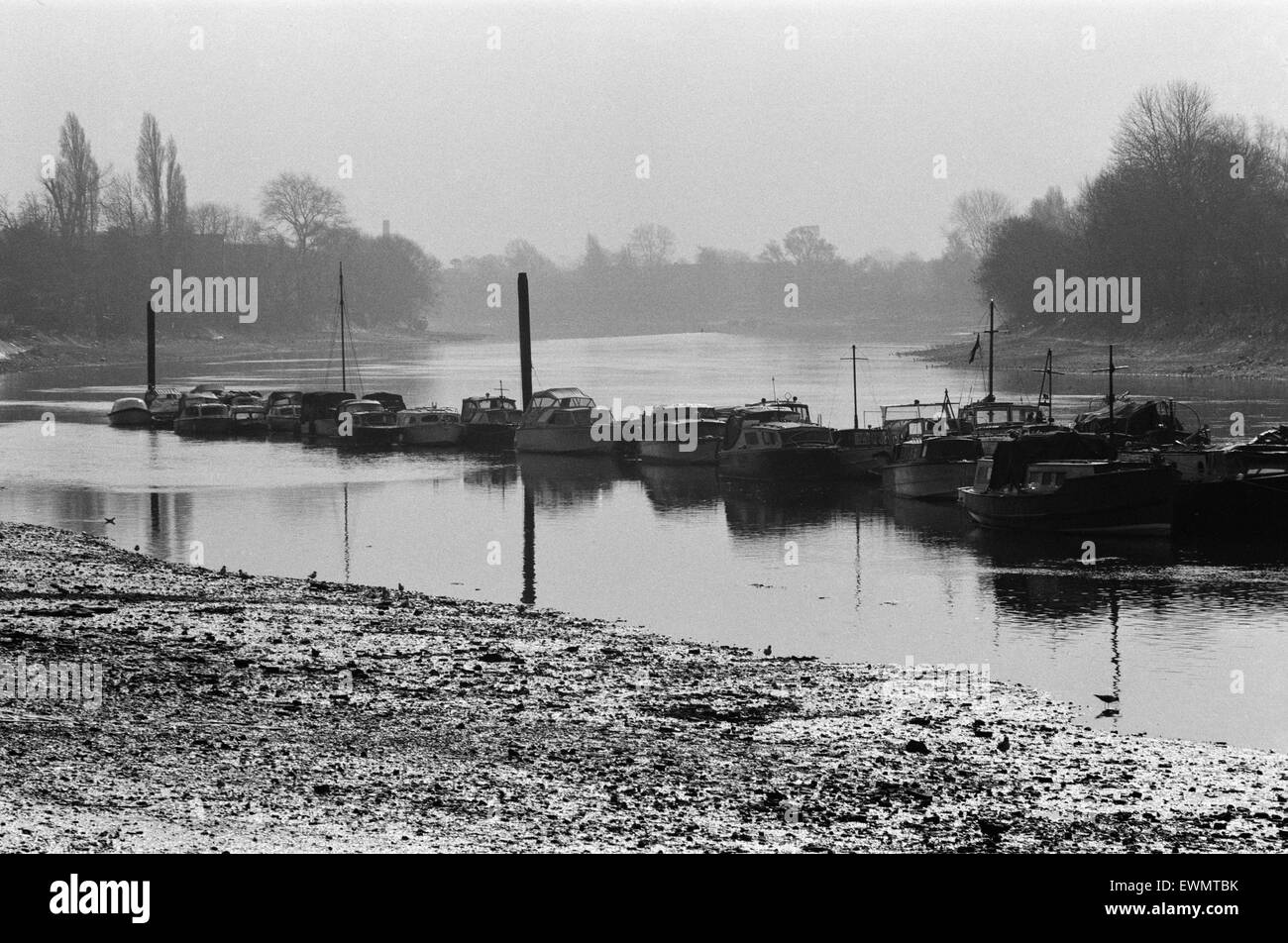 Barche sul Fiume Tamigi in Kew, Londra. Il 5 marzo 1971. Foto Stock