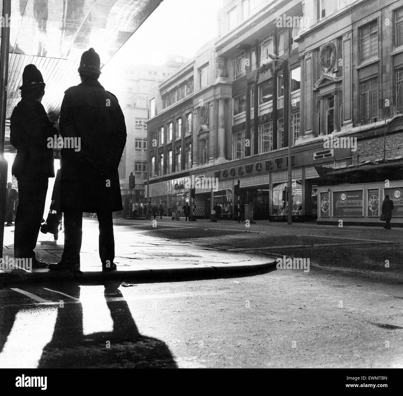 Due poliziotti in piedi su Church Street, Liverpool, Merseyside, non vi è alcun traffico. Il 18 marzo 1974. Foto Stock