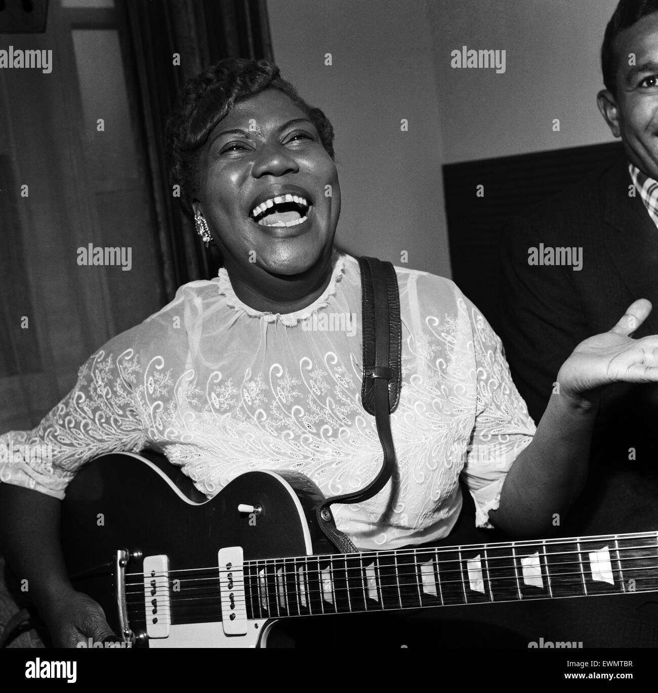 Suor Rosetta Tharpe dando una performance per la sua chitarra. Londra, 21 novembre 1957. Foto Stock