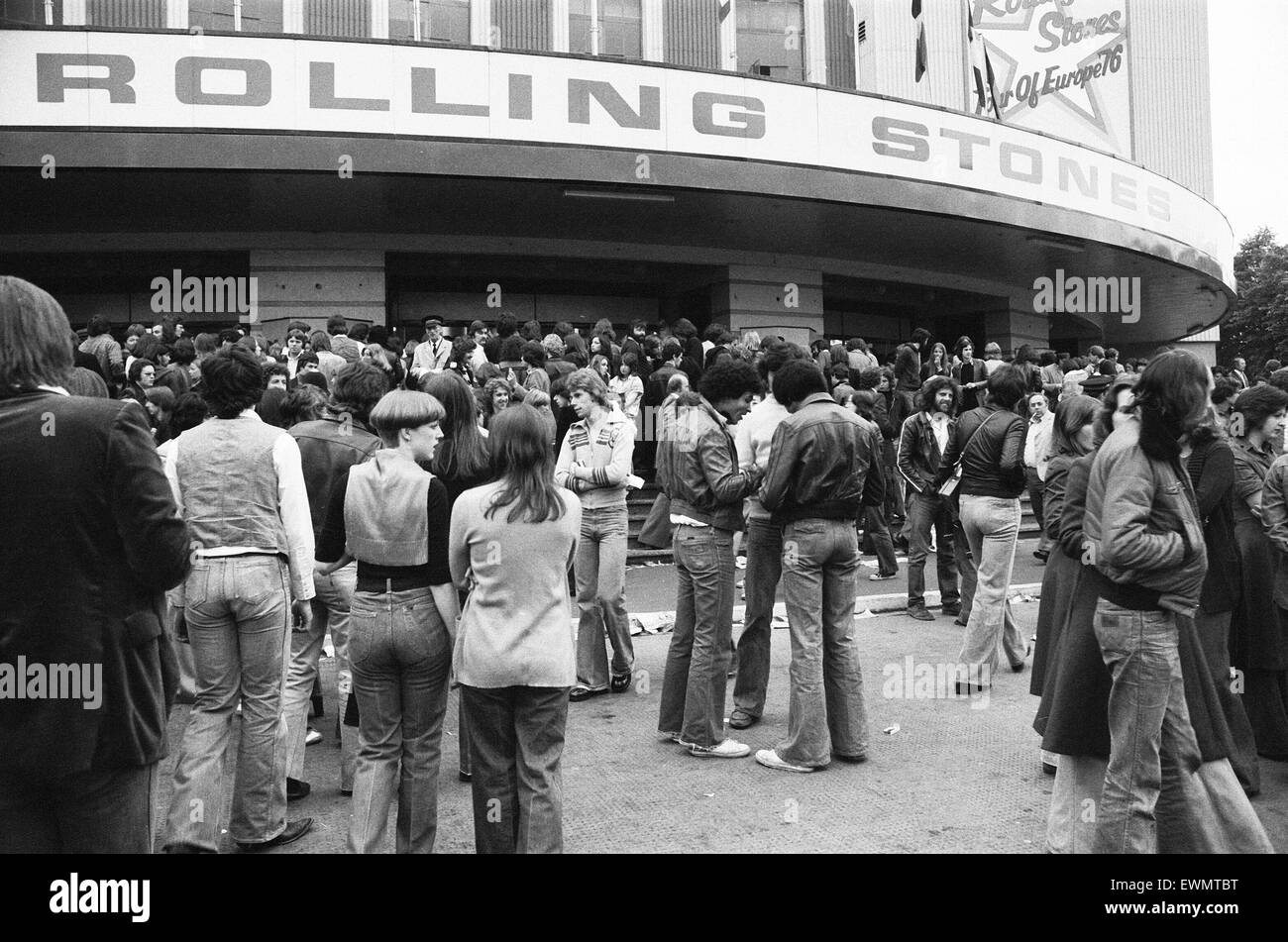 Rolling Stones tifosi fuori Earls Court, Londra, SW7. Il 23 maggio 1976. Foto Stock