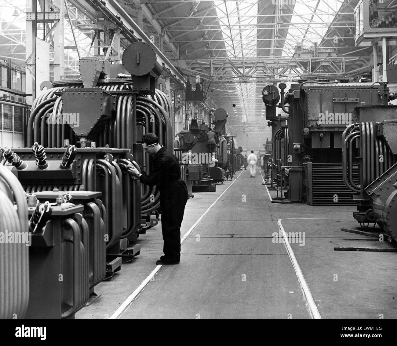 Inglese attività elettrica sul Merseyside. Una sezione del gruppo bay per trasformatori dei tipi più grande per il servizio in tutto il mondo. Circa 1950. Foto Stock