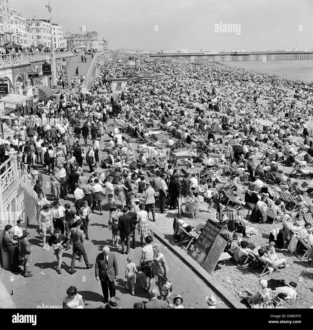 Holiday scene in Brighton East Sussex. Il 10 giugno 1962. Il 10 giugno 1962. Foto Stock