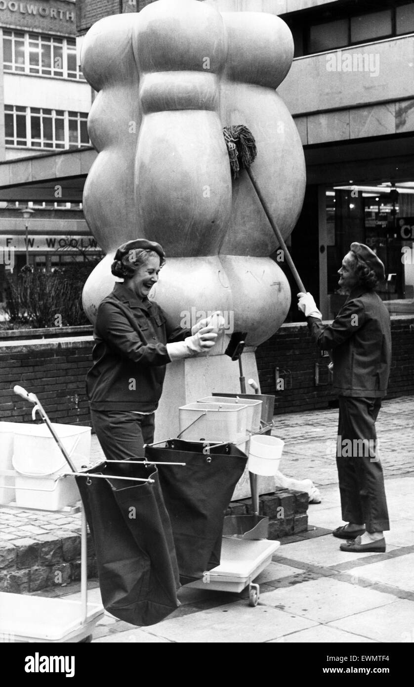 La signora Elsie Wardle (sinistra) e la signora Betty Gee mettersi al lavoro per la pulizia delle statue di plastica in modo Smithford, Coventry, West Midlands. Il 13 aprile 1970. Foto Stock