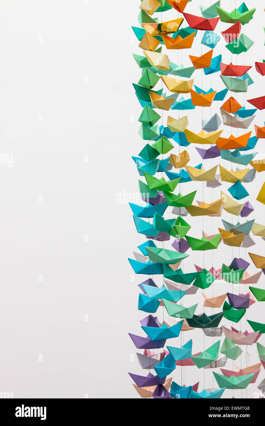 Molte colorate barche carta cucite assieme, che pende dal soffitto. Foto Stock