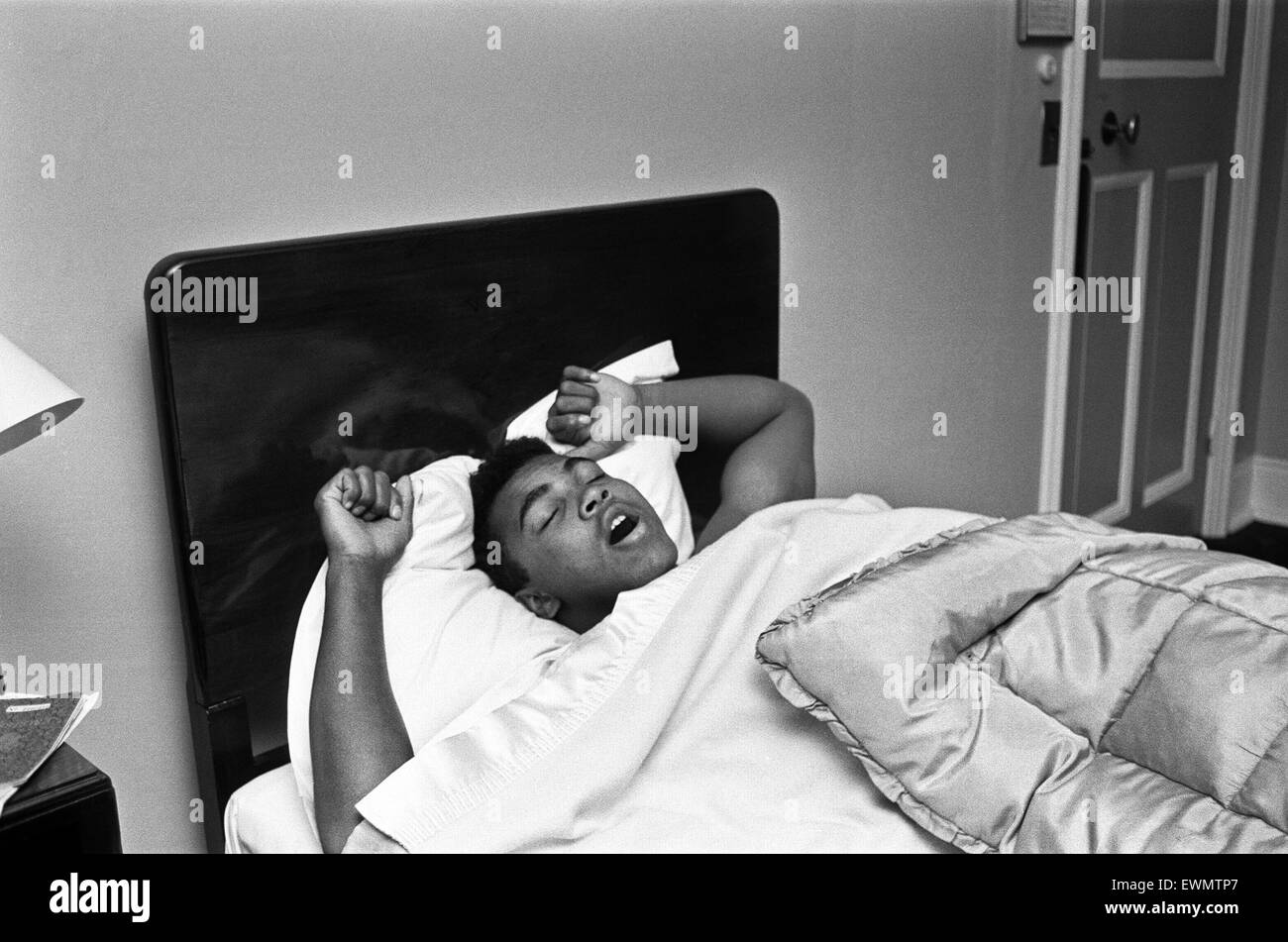 Cassio argilla (aka Muhammad Ali) le catture fino a un po' di sonno in Piccadilly Hotel in anticipo la sua prima lotta con Henry Cooper. 26 Maggio 1963 Foto Stock