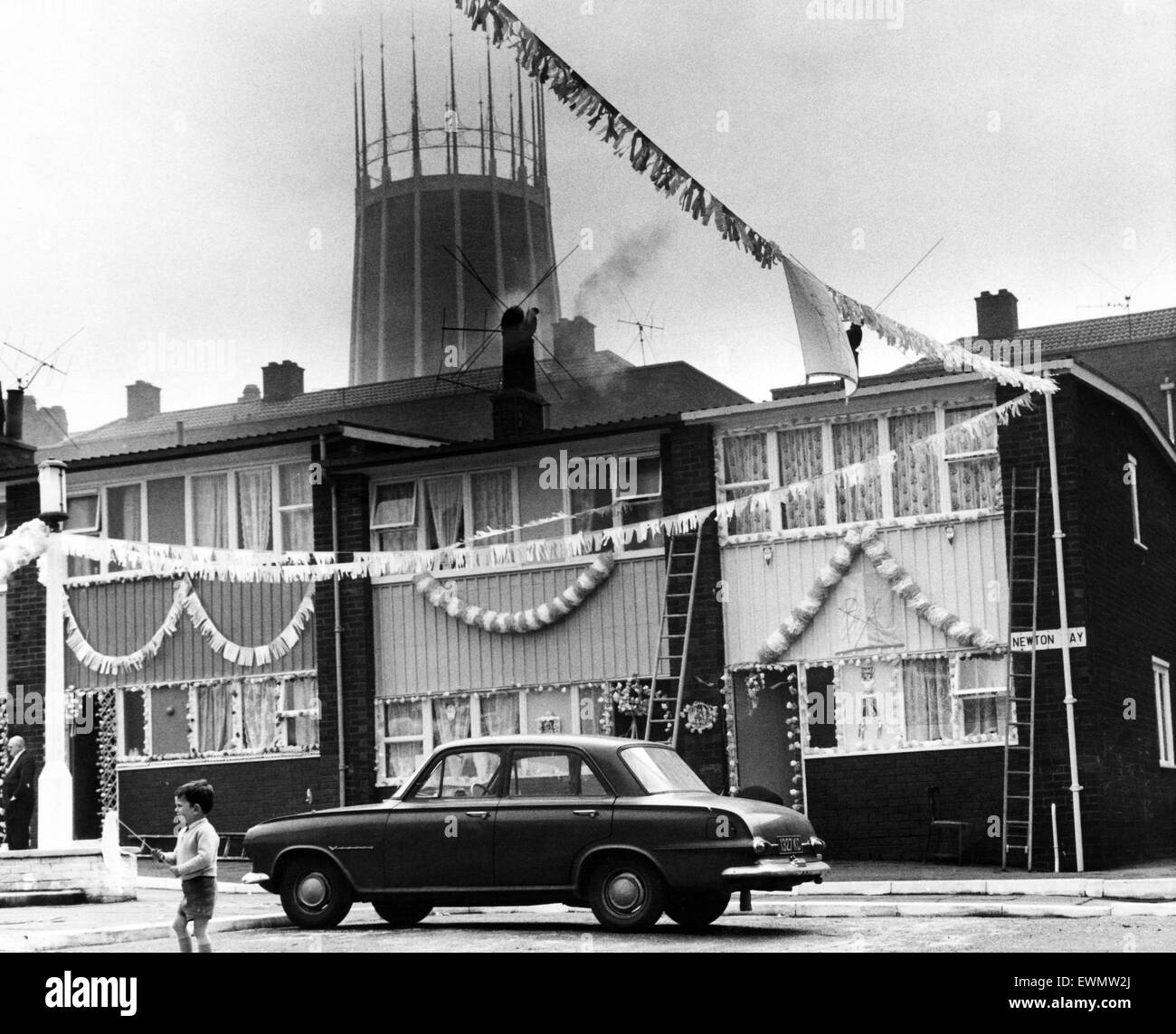 Liverpool Metropolitan Cathedral celebrazioni. I residenti di Via Newton (all ombra della Cattedrale) hanno scale puntellato contro le loro case decorate, mettendo i tocchi di rifinitura per la loro visualizzazione. Liverpool, Merseyside, maggio 1967. Foto Stock