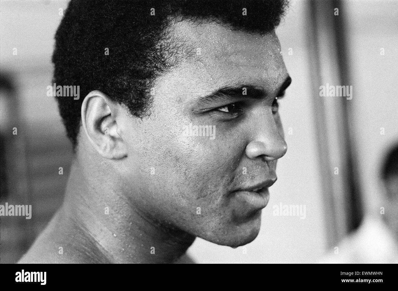 Muhammad Ali avente un pre-lotta medical davanti al suo scontro con il fumo Joe Frazier che si terrà al Madison Square Garden di New York City. 4 Marzo 1971 Foto Stock