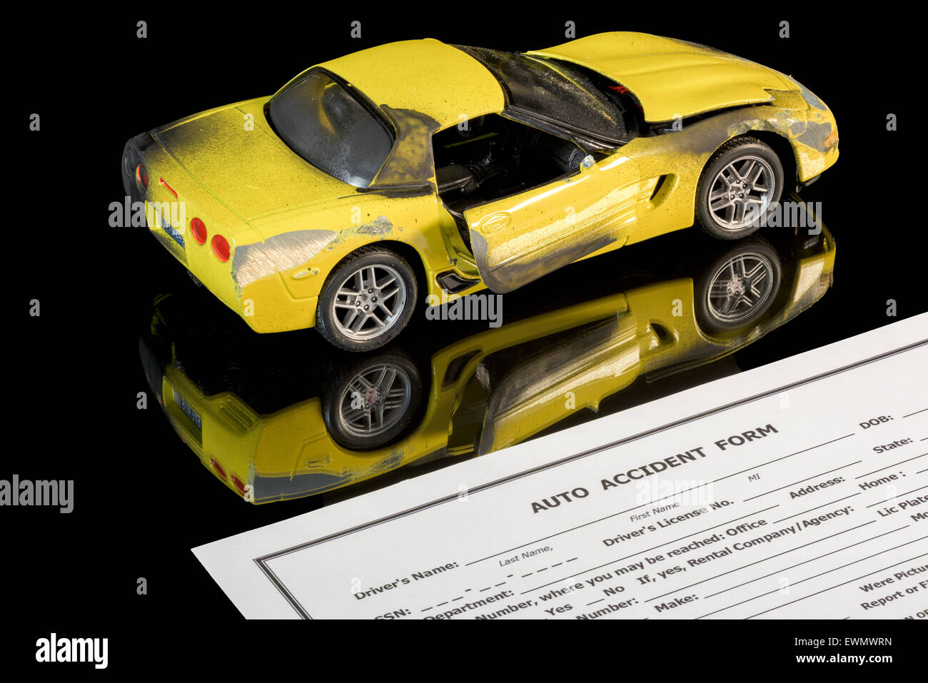 Battere giocattolo auto e assicurazione auto modulo di reclamo Foto Stock