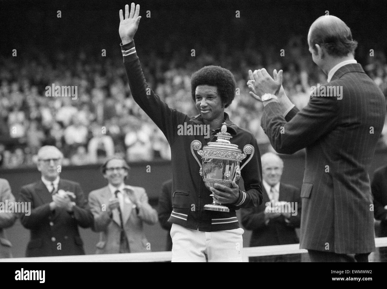 Robert Arthur Ashe, Jr. (Luglio 10, 1943 - 6 febbraio 1993) era un mondo americano No. 1 giocatore di tennis professionista Ashe, un afro-americano, è stato il primo giocatore nero selezionato per gli Stati Uniti la Coppa Davis team e il solo uomo nero mai a vincere il peccato Foto Stock