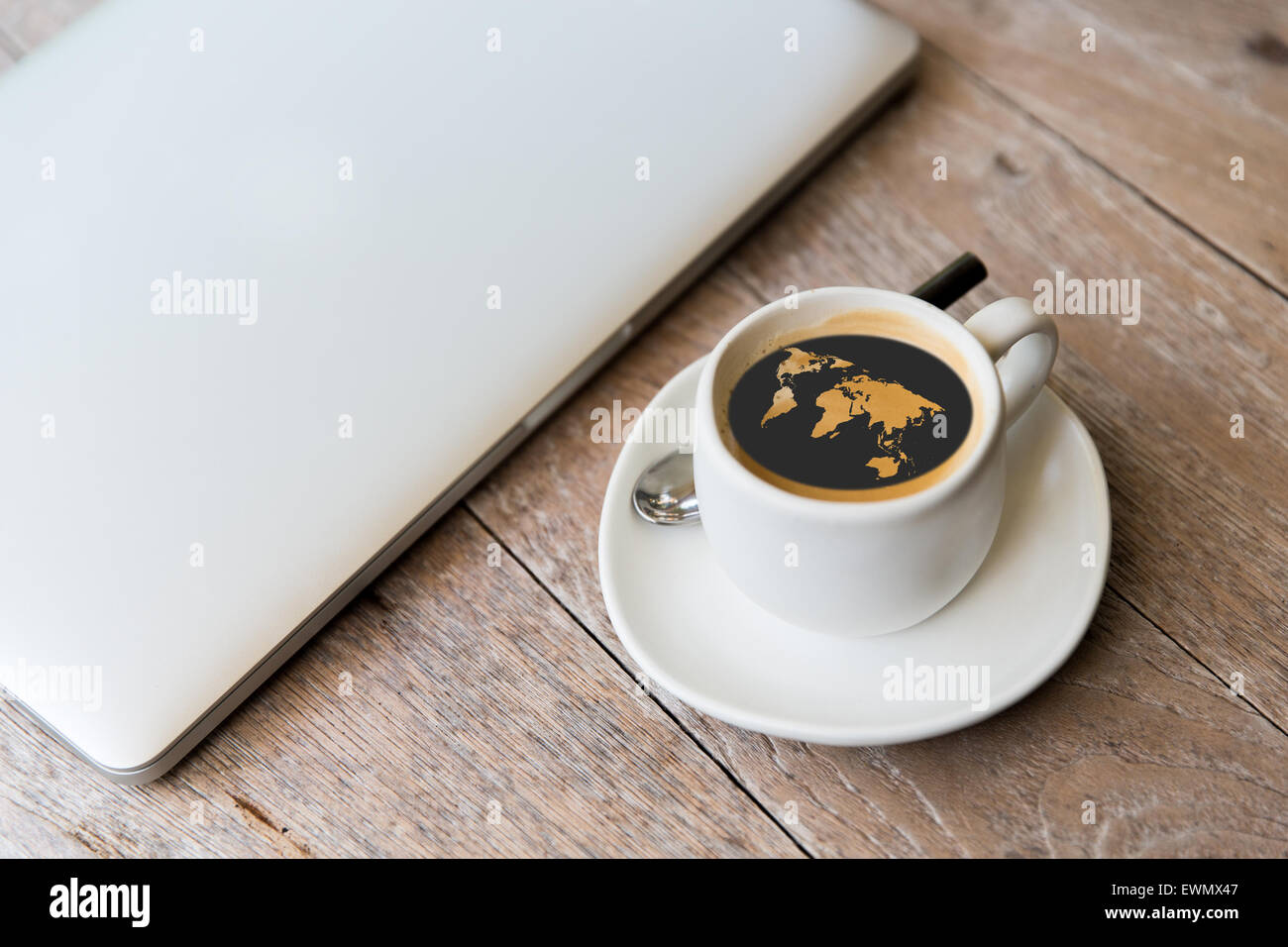 Chiusura del laptop e la tazza di caffè con mappa del mondo Foto Stock