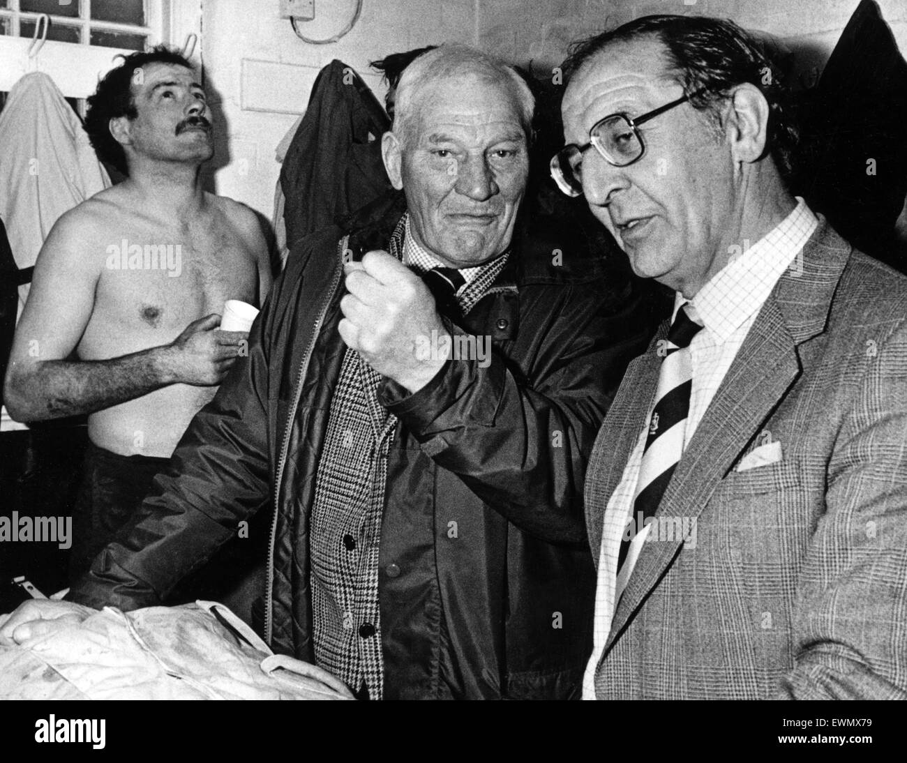 Un felice Harry Walker in Coventry rugby union club spogliatoio come egli celebra la vittoria su rivali locali Moseley con Eric Blackburn. Il 23 febbraio 1985. Foto Stock