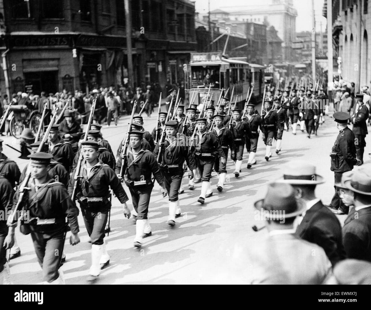 Una grande forza di marinai giapponesi marcia dalla loro nave attraverso le strade della liquidazione esteri di Shanghai in Cina poco prima dello start del sistema cinese di guerra civile. Aprile 1927. Foto Stock
