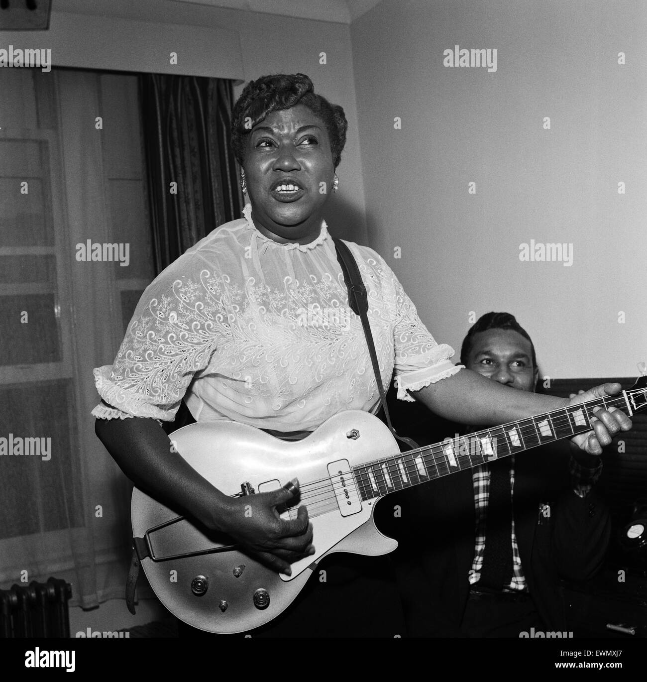 Suor Rosetta Tharpe dando una performance per la sua chitarra. Londra, 21 novembre 1957. Foto Stock