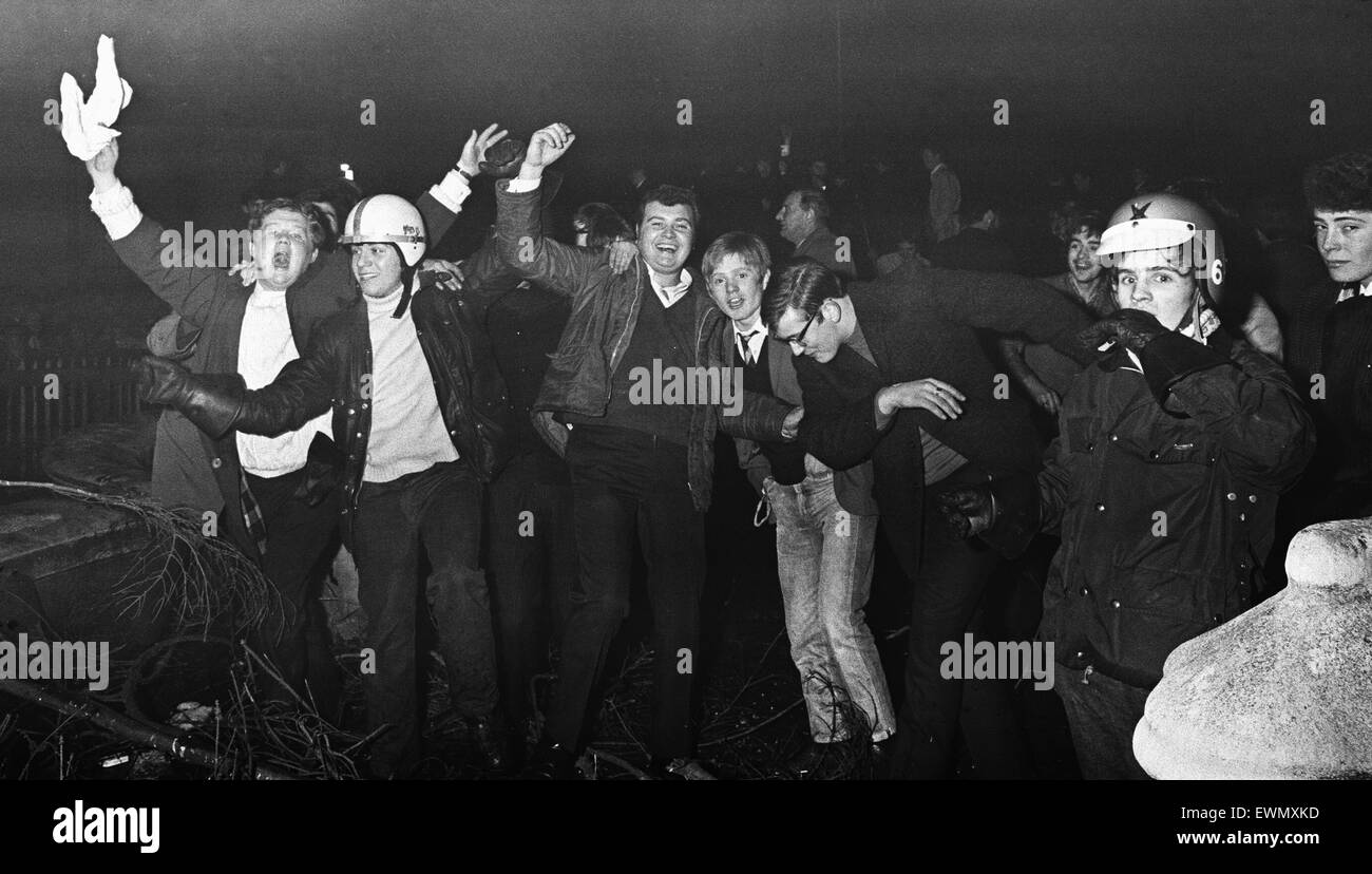 Anno nuovo festaioli di Chamberlain Square. Il 31 dicembre 1968 Foto Stock