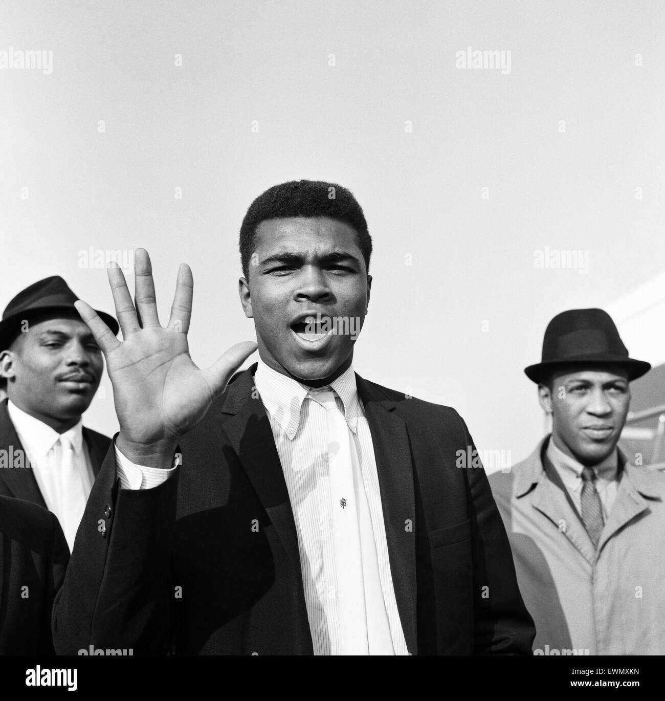 Cassio argilla (aka Muhammad Ali) all'Aeroporto di Londra mostra cinque dita-dire intorno a cinque è il turno lui fermerà Henry Cooper. 26 Maggio 1963 Foto Stock