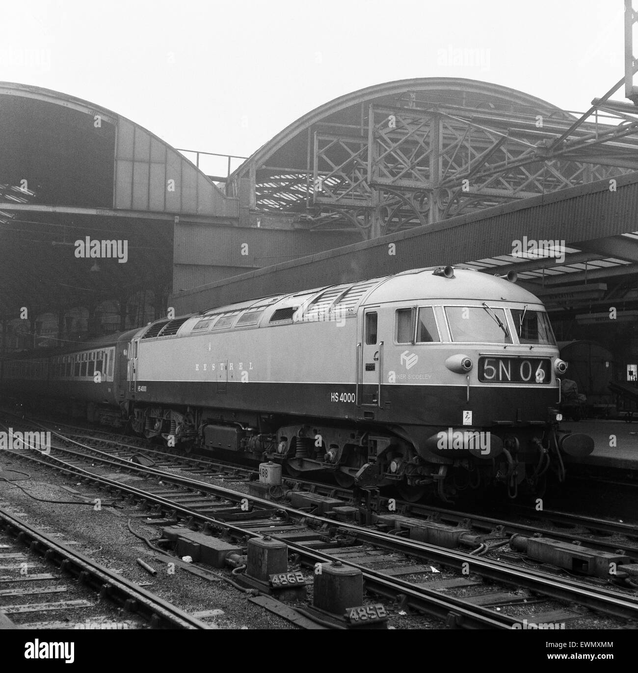 HS 4000 Kestrel locomotiva diesel costruito da Hawker Siddleley, raffigurato presso la Stazione Centrale di Newcastle, Newcastle, a nord-est dell' Inghilterra, 23 ottobre 1969. Foto Stock