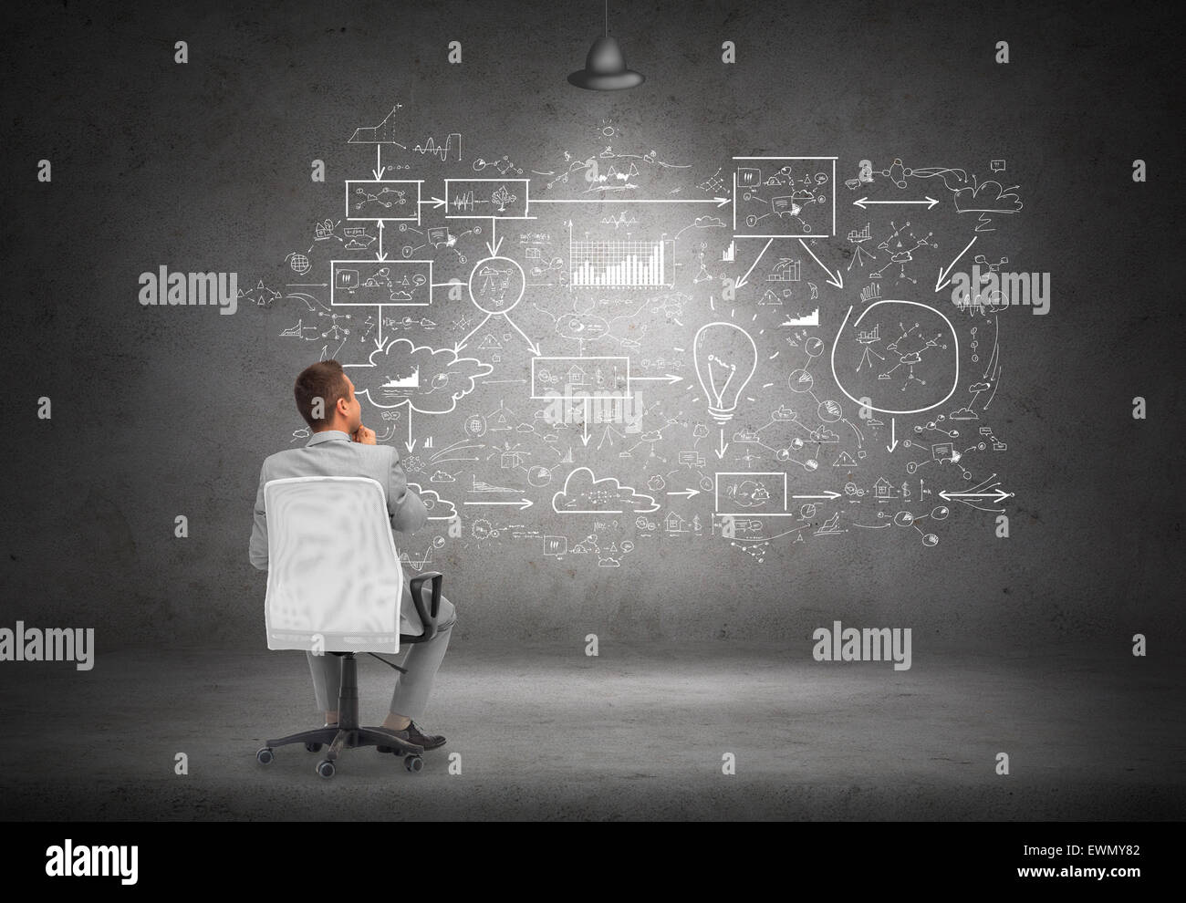 Imprenditore della sedia per ufficio su una lavagna bianca Foto Stock