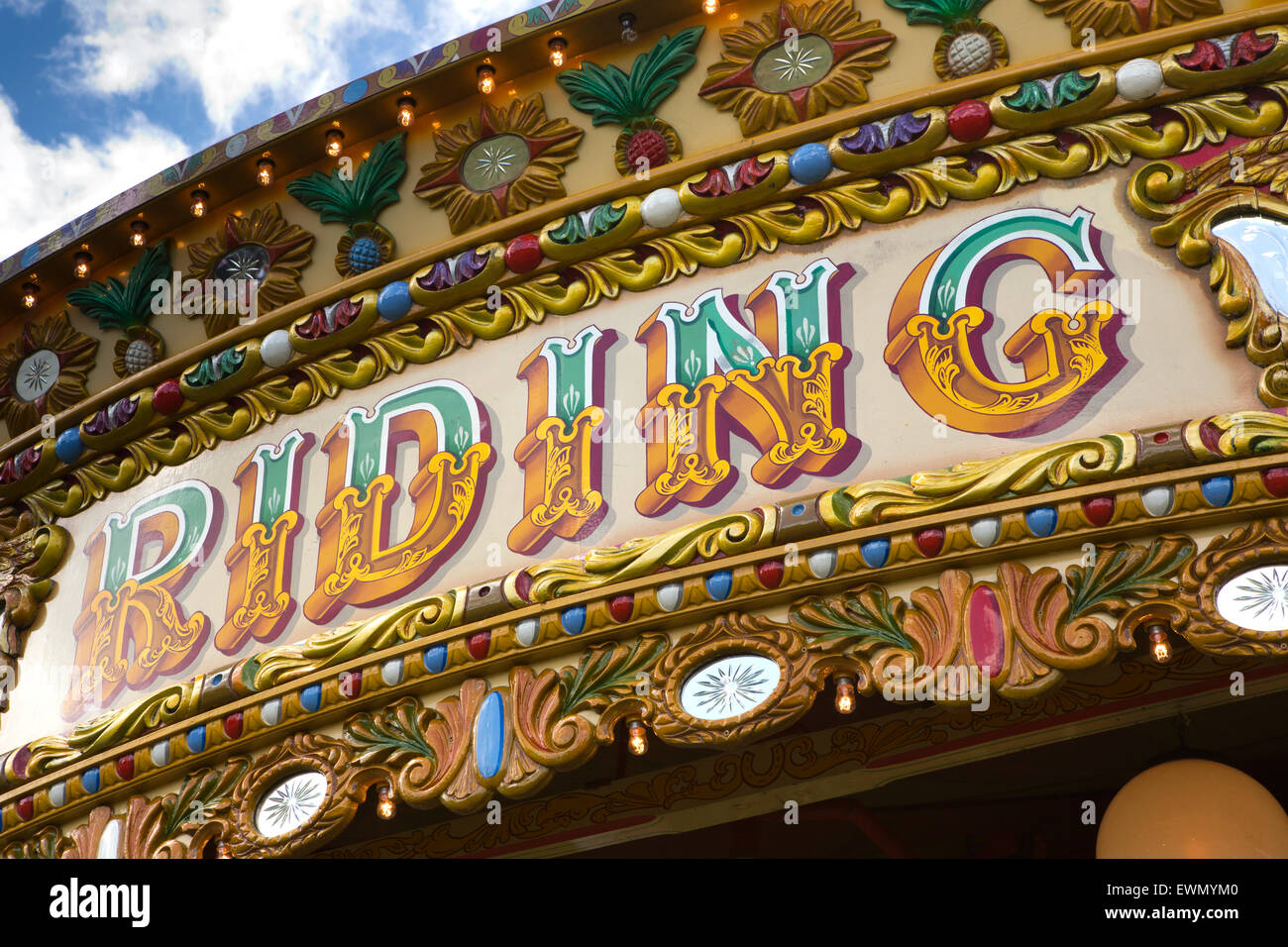 Regno Unito, Inghilterra, Cheshire, Chelford, Astle Parco motore trazione Rally, tradizionale giostra rotonda Foto Stock