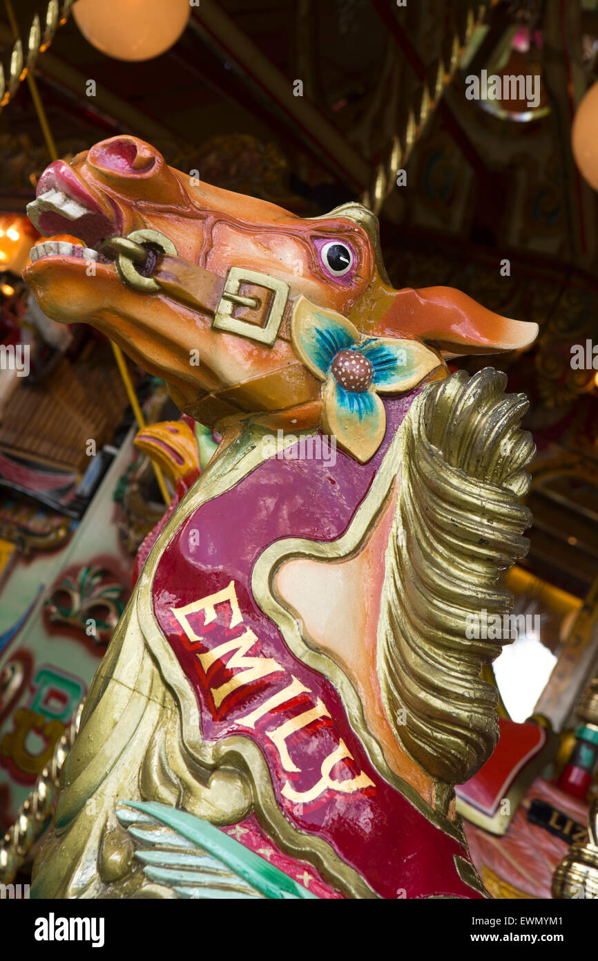 Regno Unito, Inghilterra, Cheshire, Chelford, Astle Parco motore trazione Rally, tradizionale giostra rotonda cavallo Foto Stock