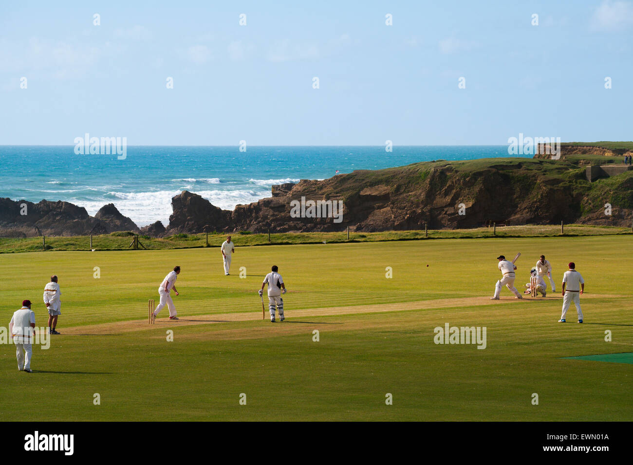 Una partita di cricket tra Bude e Lanhydrock a Bude North Cornwall Cricket Club, accanto all'Oceano Atlantico a Crooklets, Bude. Foto Stock