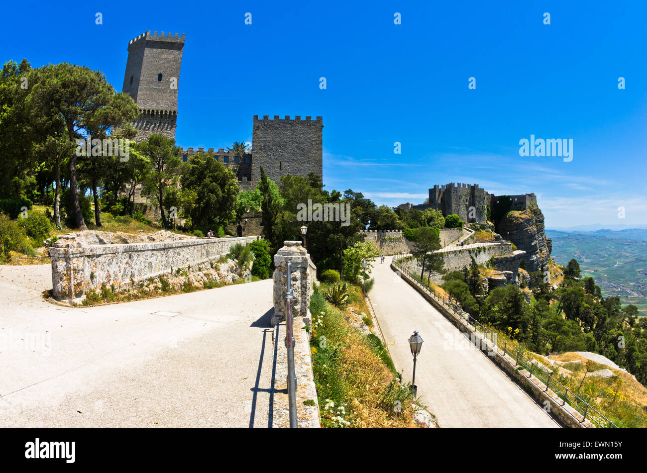 Il lungomare e il Castello di Venere a Erice, in Sicilia Foto Stock