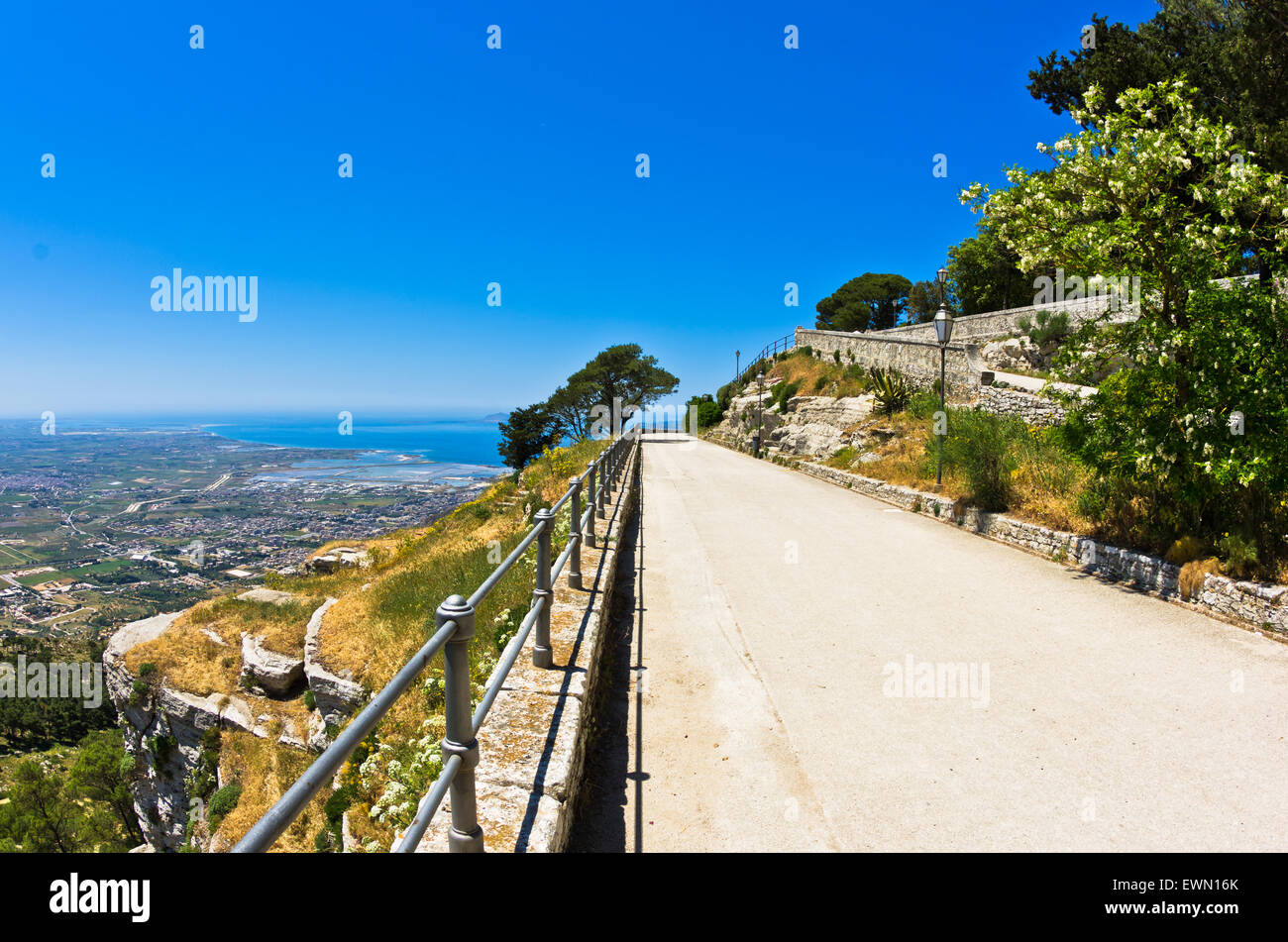 Il lungomare e dal punto di vista a famose isole Egadi, Erice, in Sicilia Foto Stock