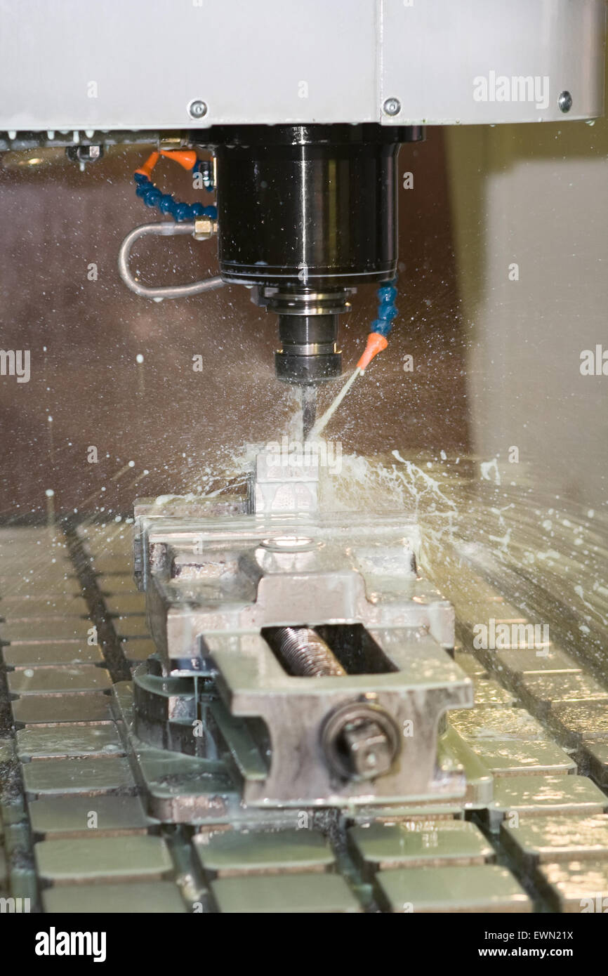 3d automatico macchina fresatrice lavora - liquido di raffreddamento che fluisce e spandimento Foto Stock