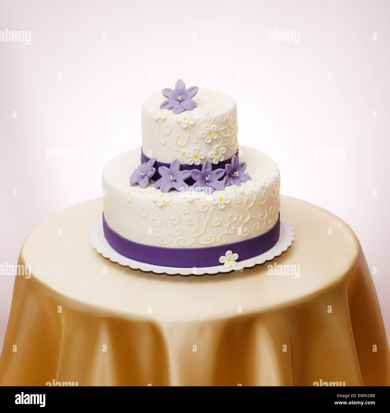 Bianco torta di nozze con violetta marzapane decorazioni di fiori Foto Stock