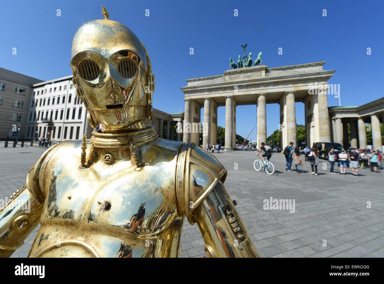 Berlino, Germania. Il 29 giugno, 2015. Il personaggio Star Wars droid C-3PO di Madame Tussauds' Wax Museum stand durante un tour di promozione di fronte alla Porta di Brandeburgo a Berlino, Germania, 29 giugno 2015. Il museo delle cere di Madame Tussauds, Disney e Lucas Films hanno forze congiunte per una stretta collaborazione per la mostra "Guerre Stellari a Madame Tussauds' che vetrine 11 caratteri, gli eroi e i cattivi della saga di Star Wars. Credito: dpa picture alliance/Alamy Live News Foto Stock
