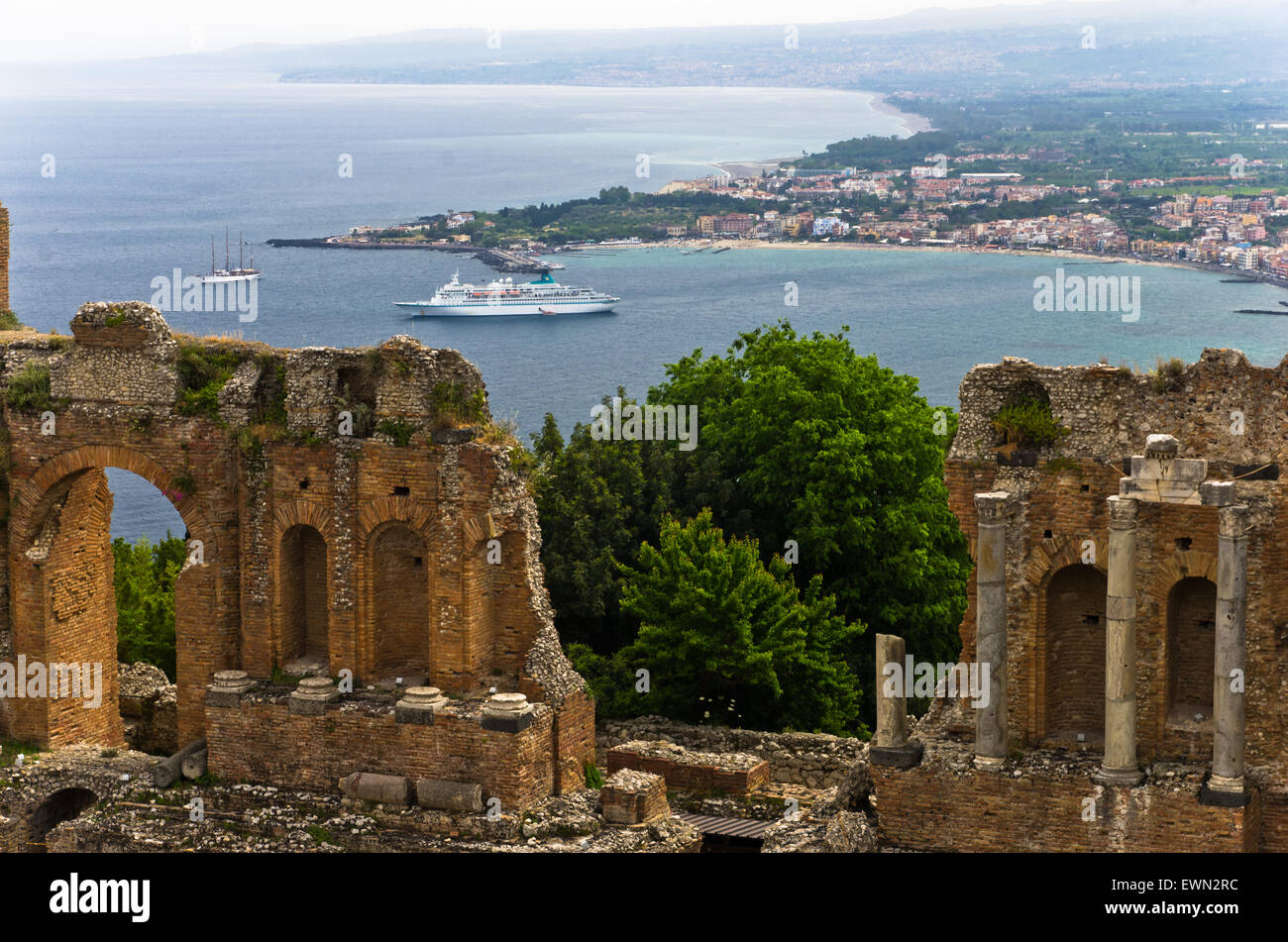 Panorama della baia di Taormina dal Teatro Greco di Taormina, Sicilia Foto Stock