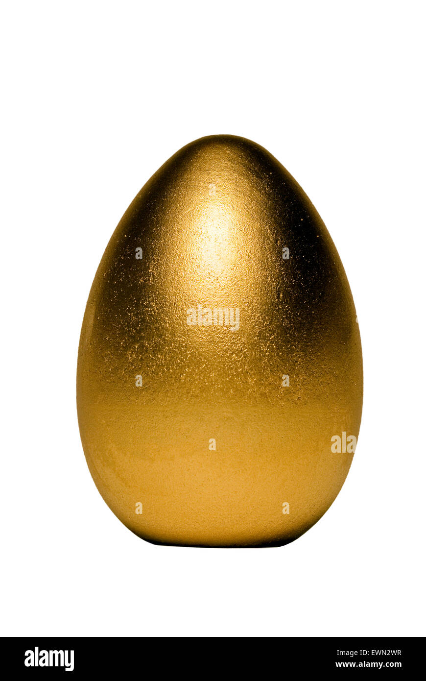 Aspetto drammatico di 'l'uovo d'Oro". Isolato su sfondo bianco. Macro shot. Simbolo di fare soldi e profitto. In piedi Foto Stock