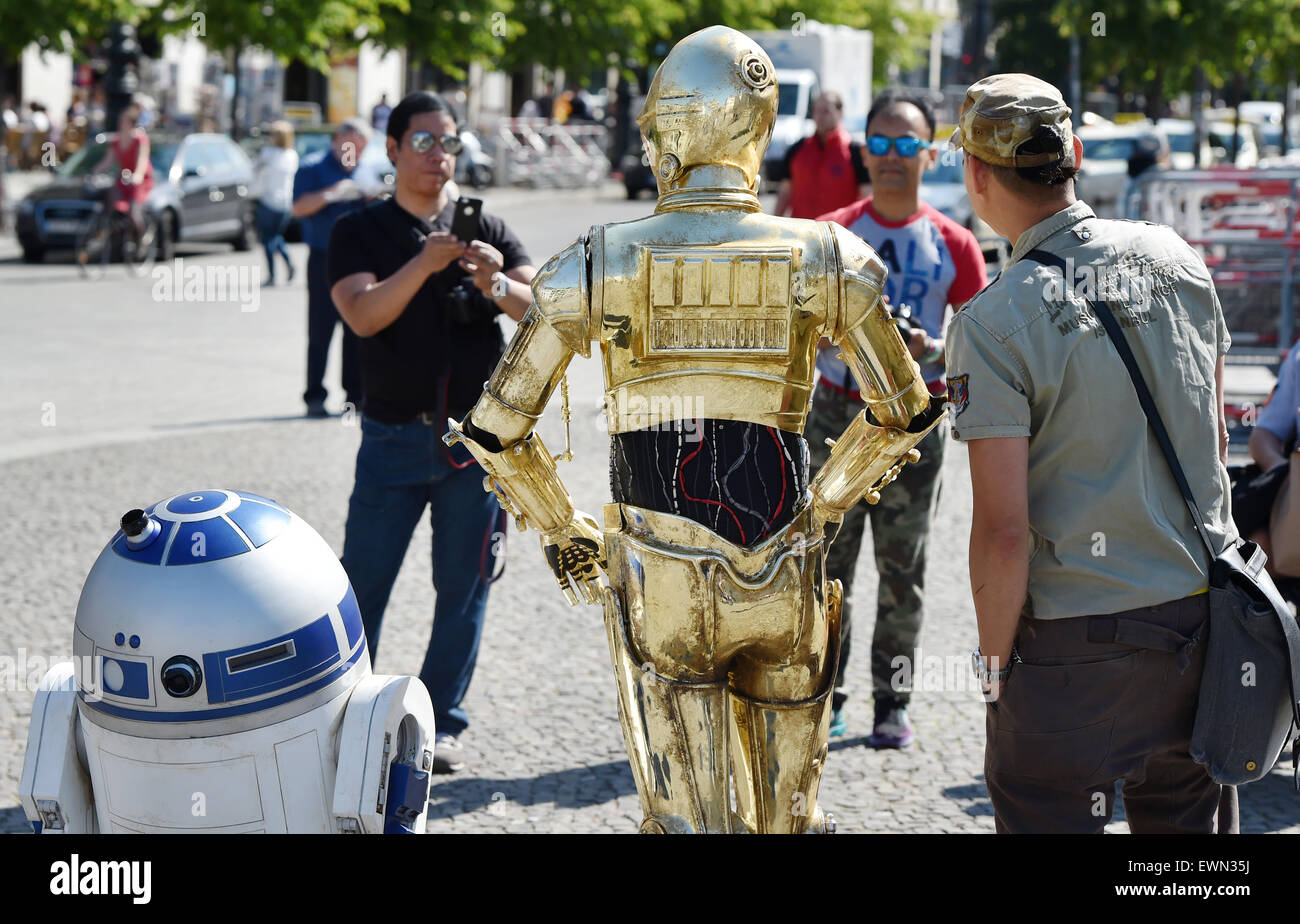 Berlino, Germania. Il 29 giugno, 2015. La Star Wars caratteri droidi C-3PO (L) e R2-D2 di Madame Tussauds' museo di cera sono fotografati durante un tour di promozione di fronte alla Porta di Brandeburgo a Berlino, Germania, 29 giugno 2015. Il museo delle cere di Madame Tussauds, Disney e Lucas Films hanno forze congiunte per una stretta collaborazione per la mostra "Guerre Stellari a Madame Tussauds' che vetrine 11 caratteri, gli eroi e i cattivi della saga di Star Wars. Credito: dpa picture alliance/Alamy Live News Foto Stock