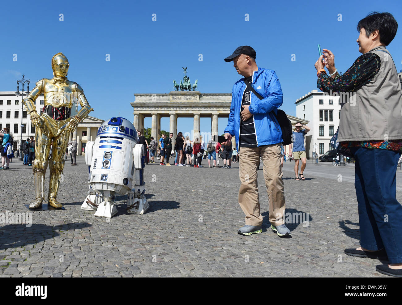 Berlino, Germania. Il 29 giugno, 2015. La Star Wars caratteri droidi C-3PO (L) e R2-D2 di Madame Tussauds' museo di cera sono fotografati durante un tour di promozione di fronte alla Porta di Brandeburgo a Berlino, Germania, 29 giugno 2015. Il museo delle cere di Madame Tussauds, Disney e Lucas Films hanno forze congiunte per una stretta collaborazione per la mostra "Guerre Stellari a Madame Tussauds' che vetrine 11 caratteri, gli eroi e i cattivi della saga di Star Wars. Credito: dpa picture alliance/Alamy Live News Foto Stock