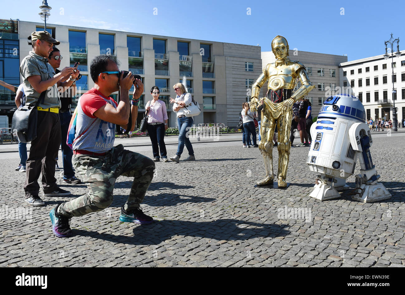 Berlino, Germania. Il 29 giugno, 2015. La Star Wars caratteri droidi C-3PO (L) e R2-D2 di Madame Tussauds' museo di cera sono fotografati durante un tour di promozione di fronte alla Porta di Brandeburgo a Berlino, Germania, 29 giugno 2015. Il museo delle cere di Madame Tussauds, Disney e Lucas Films hanno forze congiunte per una stretta collaborazione per la mostra "Guerre Stellari a Madame Tussauds' che vetrine 11 caratteri, gli eroi e i cattivi della saga di Star Wars. Credito: dpa picture alliance/Alamy Live News Foto Stock