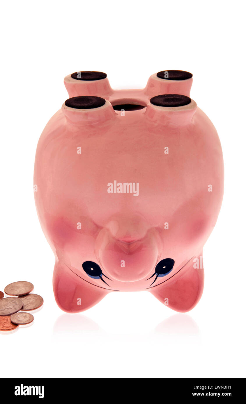 Tempo di svuotamento salvadanaio. Salvadanaio capovolto con monete sul lato. Foto Stock