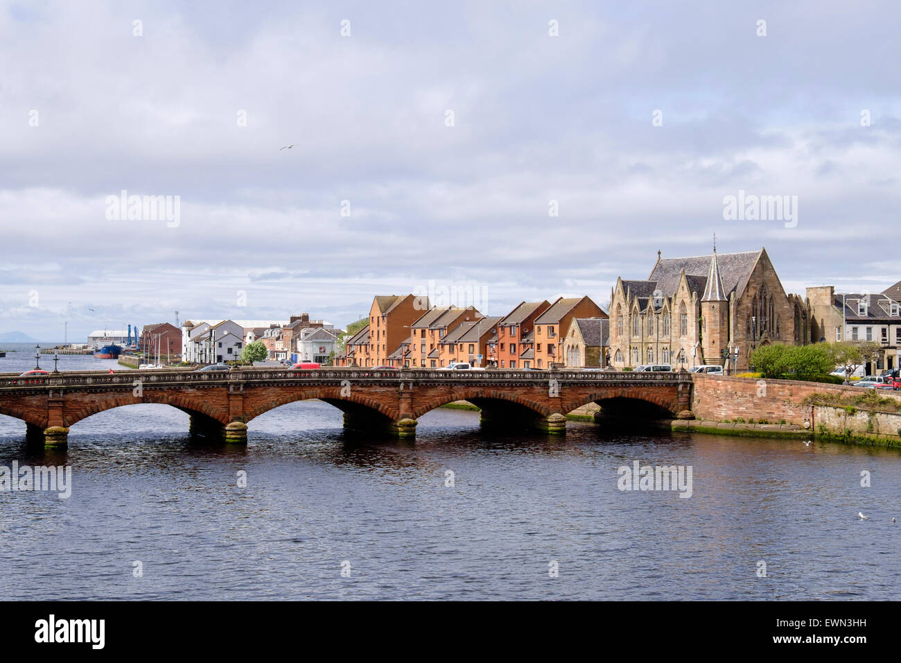 Vista a valle di nuovo ponte stradale 1878 attraverso il Fiume Ayr. Ayr, South Ayrshire, Strathclyde, Scozia, Regno Unito, Gran Bretagna Foto Stock