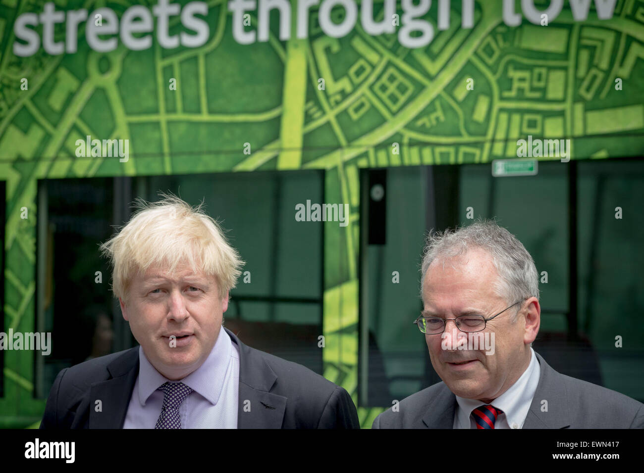 Londra, Regno Unito. Il 29 giugno, 2015. Sir Peter Hendy CBE (R), il Commissario dei Trasporti si unisce il sindaco Boris Johnson (L) nel lancio di un mondo-primo zero emission electric double-decker bus trial a livello globale e pulire il Vertice di Bus Credito: Guy Corbishley/Alamy Live News Foto Stock