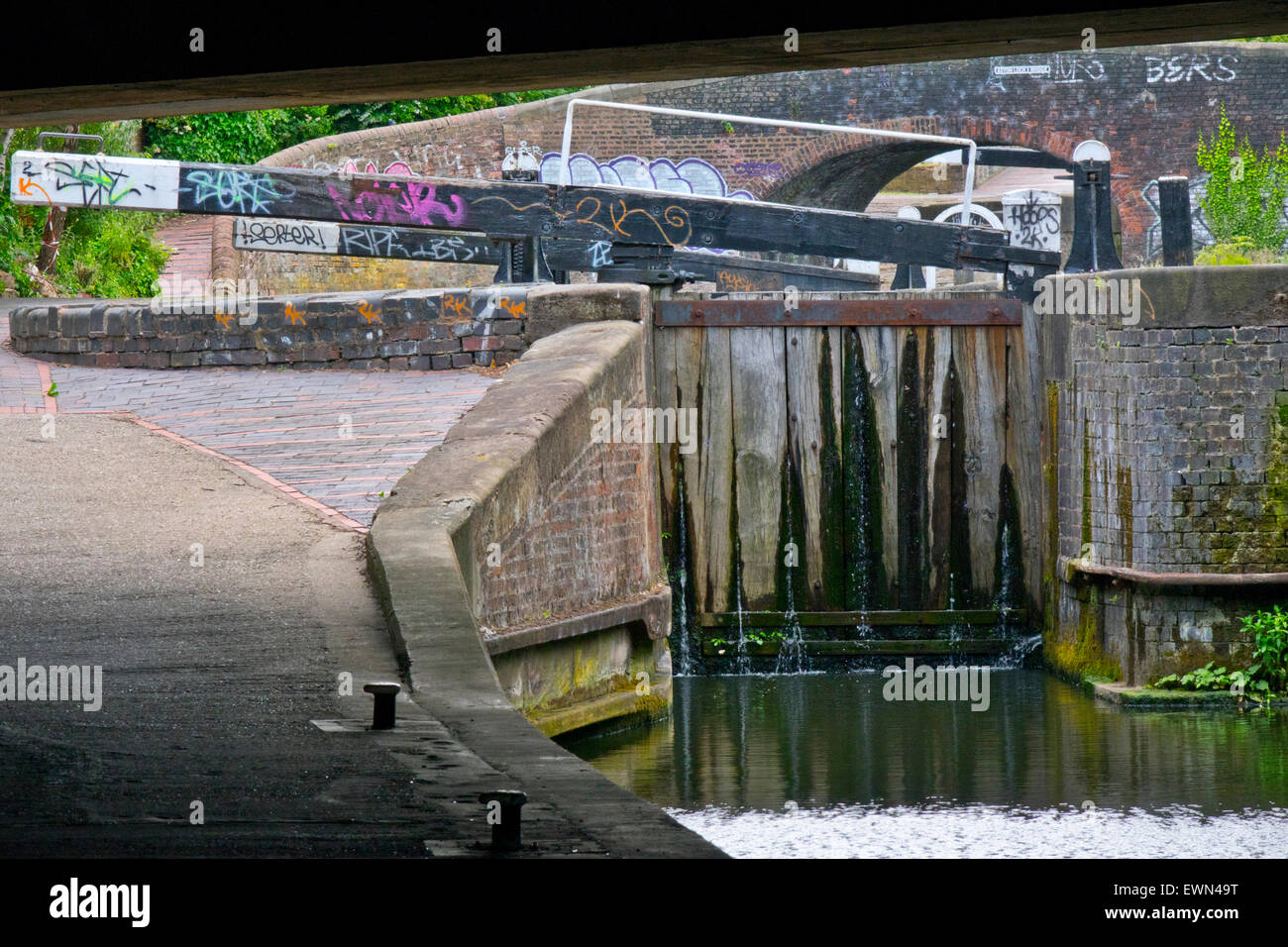 Fazeley urbano canal sotto il ponte si blocca graffiti Foto Stock